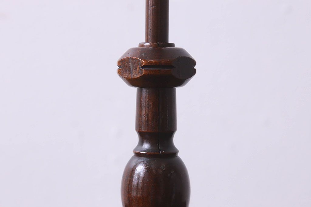 アンティーク雑貨　和製アンティーク　ケヤキ材　挽きもののデザインが魅力的なろうそく立て(燭台)