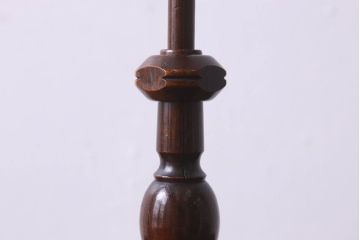 アンティーク雑貨　和製アンティーク　ケヤキ材　挽きもののデザインが魅力的なろうそく立て(燭台)