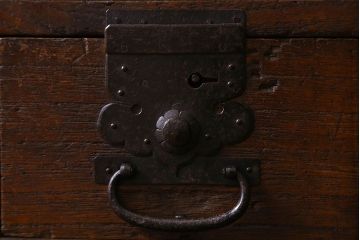 アンティーク家具　和製アンティーク　観音開き戸!総桐材の脚付きタンスローチェスト(引き出し、衣装箪笥、桐箪笥、桐たんす)