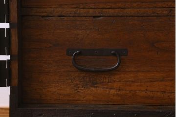 アンティーク家具　和製アンティーク　観音開き戸!総桐材の脚付きタンスローチェスト(引き出し、衣装箪笥、桐箪笥、桐たんす)