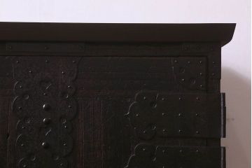 アンティーク家具　和製アンティーク　観音開き戸!総桐材の脚付きタンスローチェスト(引き出し、衣装箪笥、桐箪笥、桐たんす)