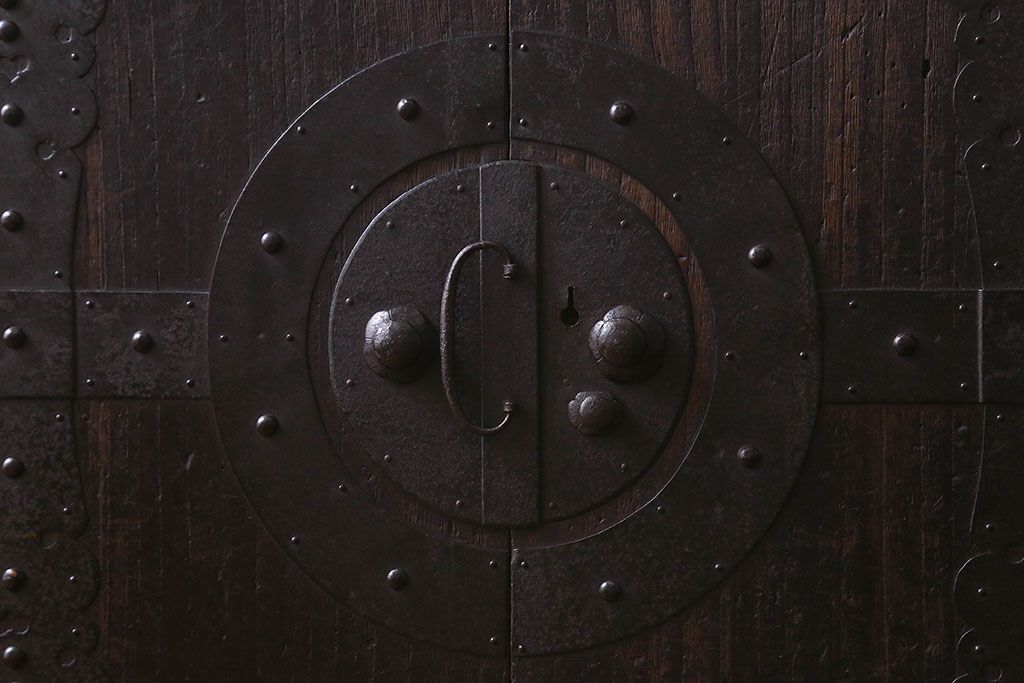 アンティーク家具　和製アンティーク　観音開き戸!総桐材の脚付きタンスローチェスト(引き出し、衣装箪笥、桐箪笥、桐たんす)