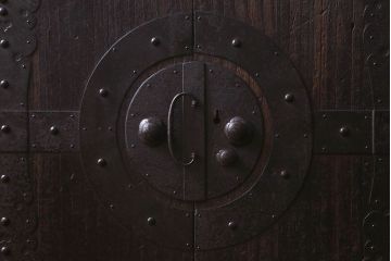 アンティーク家具　和製アンティーク　観音開き戸!総桐材の脚付きタンスローチェスト(引き出し、衣装箪笥、桐箪笥、桐たんす)