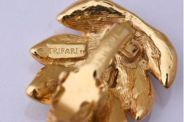 アンティーク雑貨　TRIFARI(トリファリ) リーフモチーフ　イヤリング