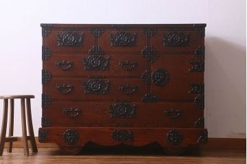 中古　美品　杢目と南部鉄器金具が存在感を放つ　岩谷堂箪笥の四尺整理箪笥(車箪笥)(定価約65万円)