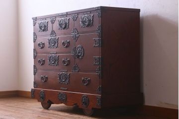 中古　美品　杢目と南部鉄器金具が存在感を放つ　岩谷堂箪笥の四尺整理箪笥(車箪笥)(定価約65万円)