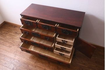 中古　美品　杢目と南部鉄器金具が存在感を放つ　岩谷堂箪笥の四尺整理箪笥(車箪笥)(定価約65万円)
