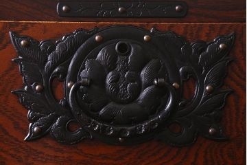 中古　美品　杢目と南部鉄器金具が存在感を放つ　岩谷堂箪笥の四尺整理箪笥(車箪笥)(定価約65万円)