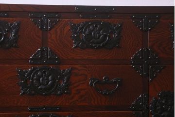 中古　美品　杢目と南部鉄器金具が存在感を放つ　岩谷堂箪笥の四尺整理箪笥(車箪笥)(定価約65万円)