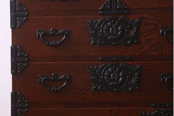 中古　美品　杢目と南部鉄器金具が存在感を放つ　岩谷堂箪笥の四尺整理箪笥(車箪笥)(定価約65万円)