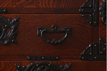 中古　美品　杢目と南部鉄器金具が存在感を放つ　岩谷堂箪笥の四尺整理箪笥(車箪笥)(定価約65万円)