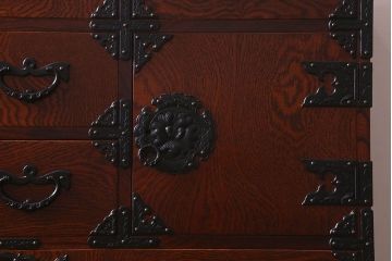 中古　美品　杢目と南部鉄器金具が存在感を放つ　岩谷堂箪笥の四尺整理箪笥(車箪笥)(定価約65万円)