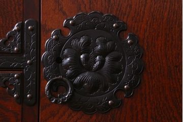 中古　美品　杢目と南部鉄器金具が存在感を放つ　岩谷堂箪笥の四尺整理箪笥(車箪笥)(定価約65万円)