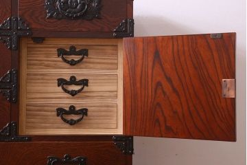 中古　美品　杢目と南部鉄器金具が存在感を放つ　岩谷堂箪笥の四尺整理箪笥(車箪笥)(定価約65万円)