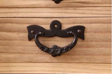 中古　美品　杢目と南部鉄器金具が存在感を放つ　岩谷堂箪笥の四尺整理箪笥(車箪笥)(定価約65万円)