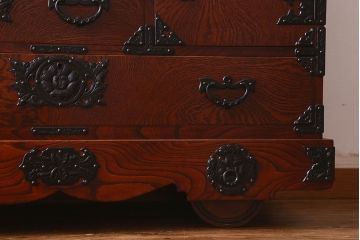中古　美品　杢目と南部鉄器金具が存在感を放つ　岩谷堂箪笥の四尺整理箪笥(車箪笥)(定価約65万円)