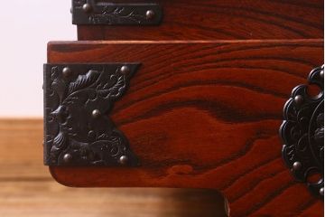 中古　美品　杢目と南部鉄器金具が存在感を放つ　岩谷堂箪笥の四尺整理箪笥(車箪笥)(定価約65万円)