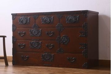 中古　美品　杢目と南部鉄器金具が存在感を放つ　岩谷堂箪笥の四尺整理箪笥(車箪笥)(定価約65万円)