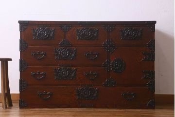 中古　美品　杢目と南部鉄器金具が存在感を放つ　岩谷堂箪笥の四尺整理箪笥(車箪笥)(定価約65万円)