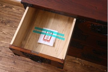 中古　美品　杢目と南部鉄器金具が存在感を放つ　岩谷堂箪笥の四尺整理箪笥(車箪笥)(定価約65万円)
