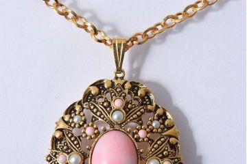 アンティーク雑貨　AVON(エイボン)　ヴィクトリアン調のビンテージペンダント