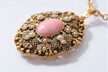 アンティーク雑貨　AVON(エイボン)　ヴィクトリアン調のビンテージペンダント