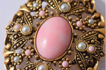 アンティーク雑貨　AVON(エイボン)　ヴィクトリアン調のビンテージペンダント