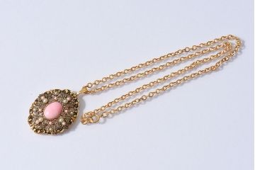 アンティーク雑貨　AVON(エイボン)　ヴィクトリアン調のビンテージペンダント