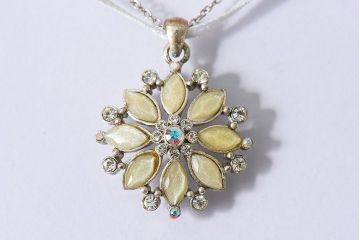 アンティーク雑貨　A&C(arts&crafts) ノルウェー　シルバーフラワーのペンダント
