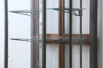 ペイント家具　レトロ　印象的な形のガラスケース(ショーケース、陳列棚)