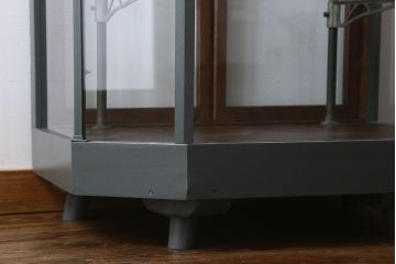 ペイント家具　レトロ　印象的な形のガラスケース(ショーケース、陳列棚)