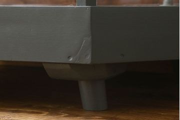 ペイント家具　レトロ　印象的な形のガラスケース(ショーケース、陳列棚)