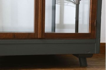 ペイント家具　レトロ　印象的な形のガラスケース(ショーケース、陳列棚)