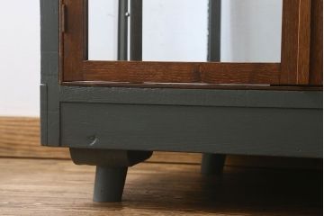 ペイント家具　レトロ　印象的な形のガラスケース(ショーケース、陳列棚)
