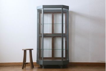 ペイント家具 レトロ 印象的な形のガラスケース(ショーケース、陳列棚)