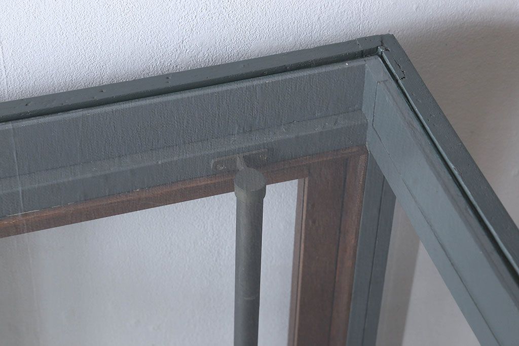 ペイント家具 レトロ 印象的な形のガラスケース(ショーケース、陳列棚)