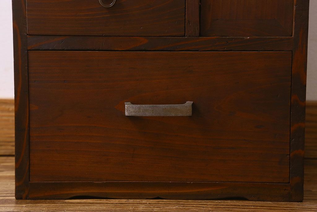 アンティーク雑貨　和製アンティーク　慳貪扉付き　シックな雰囲気漂う小引き出し(小物収納、小物入れ)