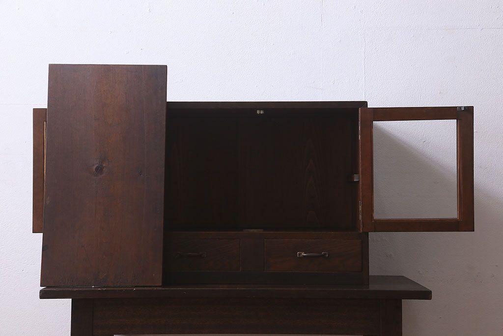 アンティーク家具　和製アンティーク　古い質感が味わい深い小振りの戸棚(収納棚)