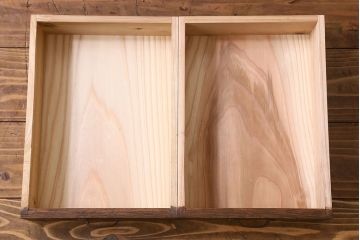 アンティーク家具　和製アンティーク　古い質感が味わい深い小振りの戸棚(収納棚)