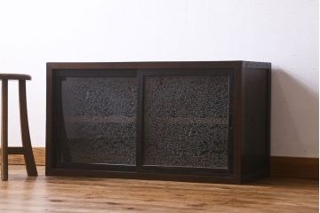 アンティーク家具　和製アンティーク　結霜ガラス　シンプルなデザインで使い勝手の良い戸棚(収納棚、本箱)