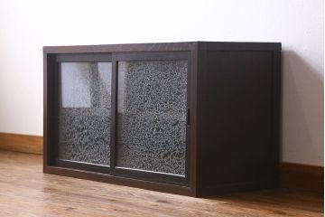 アンティーク家具　和製アンティーク　結霜ガラス　シンプルなデザインで使い勝手の良い戸棚(収納棚、本箱)