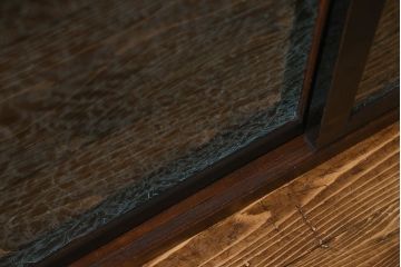 アンティーク家具　和製アンティーク　結霜ガラス　シンプルなデザインで使い勝手の良い戸棚(収納棚、本箱)