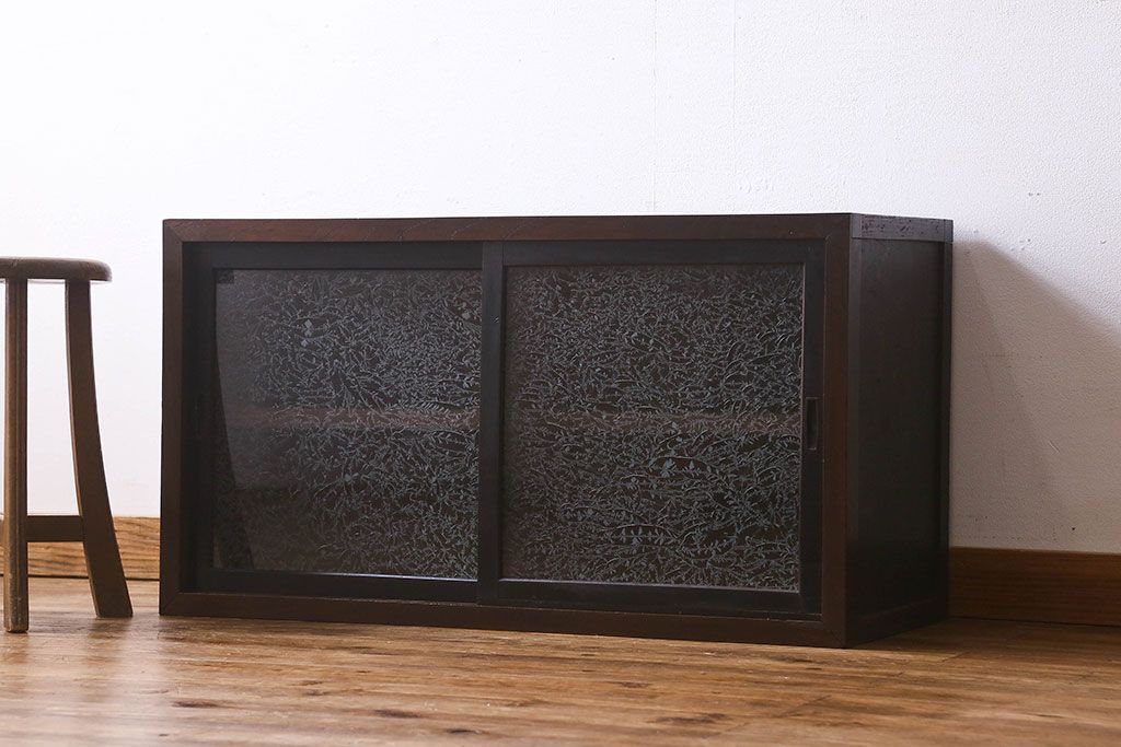 アンティーク家具　和製アンティーク　結霜ガラス　シンプルなデザインで使い勝手の良い戸棚(収納棚、本箱)