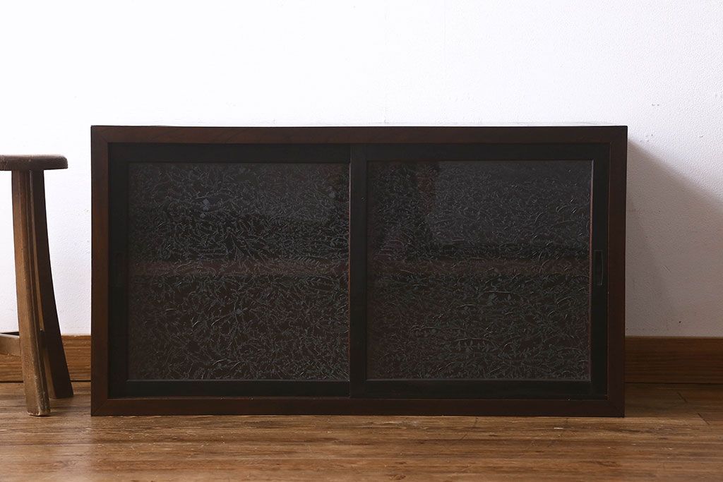 アンティーク家具　和製アンティーク　結霜ガラス　シンプルなデザインで使い勝手の良い戸棚(収納棚、本箱)