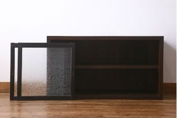アンティーク家具　和製アンティーク　結霜ガラス　シンプルなデザインで使い勝手の良い戸棚(収納棚、本箱)