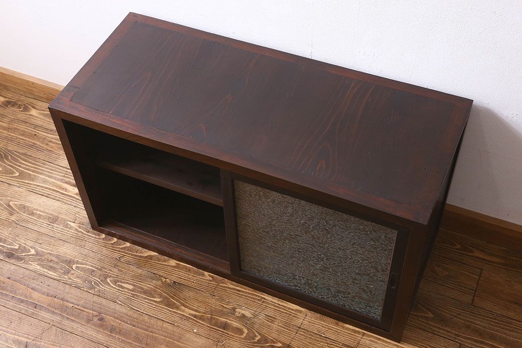 アンティーク家具　和製アンティーク　結霜ガラス　シンプルなデザインで使い勝手の良い戸棚(収納棚、本箱)