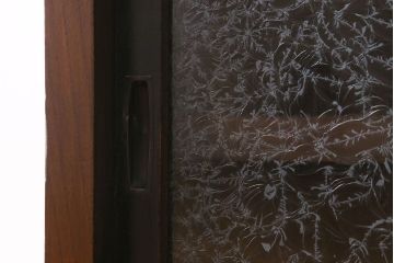 アンティーク家具　和製アンティーク　結霜ガラス　シンプルなデザインで使い勝手の良い戸棚(収納棚、本箱)