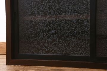 アンティーク家具　和製アンティーク　結霜ガラス　シンプルなデザインで使い勝手の良い戸棚(収納棚、本箱)