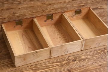 レトロ家具　昭和レトロ　漆塗りが美しい鉄脚付き箪笥ローボード(収納棚、ローチェスト、テレビボード)