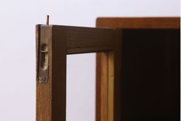 ヴィンテージ家具　昭和レトロ　三方ニレ材　小振りなビンテージブックケース(本箱、食器棚、戸棚)